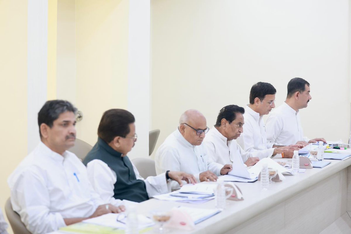 INCMP's tweet photo. दिल्ली स्थित कांग्रेस मुख्यालय में मध्यप्रदेश विधानसभा चुनाव को लेकर कांग्रेस अध्यक्ष मल्लिकार्जुन खड़गे जी के नेतृत्व में बैठक जारी।

इस अवसर पर पूर्व कांग्रेस अध्यक्ष राहुल गांधी जी, अभा. कांग्रेस कमेटी के संगठन महासचिव केसी वेणुगोपाल जी, प्रदेश कांग्रेस अध्यक्ष कमलनाथ जी एवं मप्र कांग्रेस के प्रभारी महासचिव रणदीप सुरजेवाला जी सहित कांग्रेस के वरिष्ठ नेता मुख्य रूप से उपस्थित।