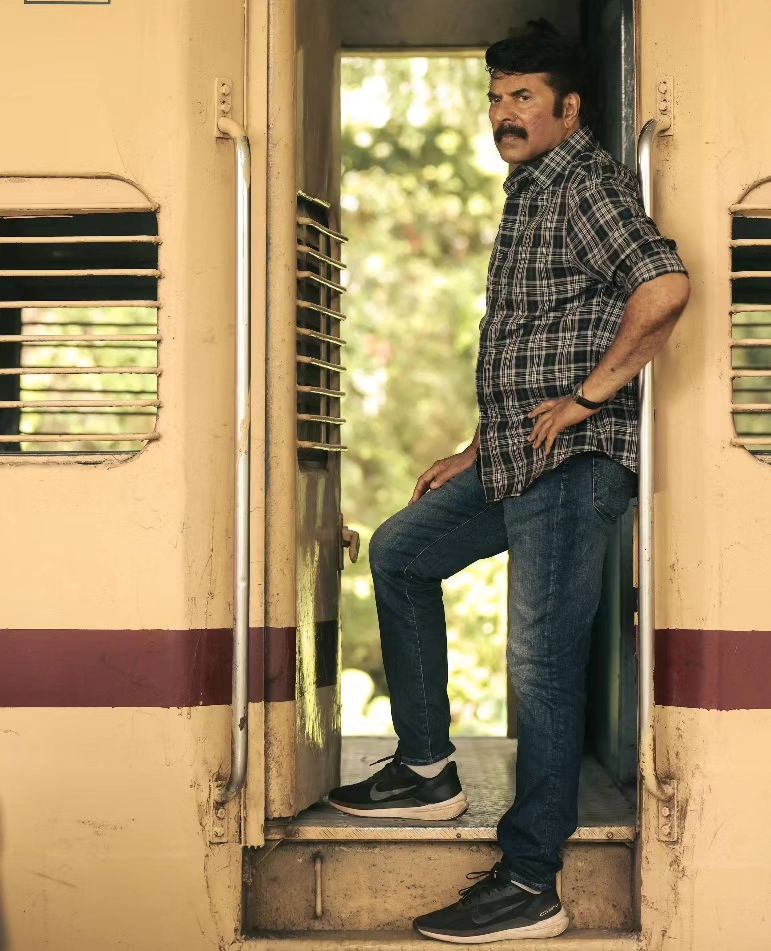MKampanyOffl's tweet photo. Surprise On The Way 🤗 Stay Tuned ❤️❤️❤️

#Mammootty #MammoottyKampany #KannurSquad @mammukka https://t.co/bPRY5Txz6h