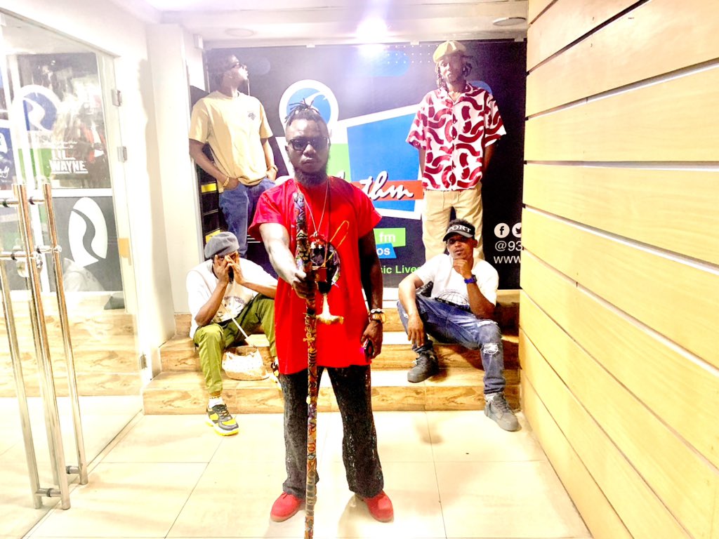 Dedeukwushryne_'s tweet photo. It’s always a movement when we outside 💀⚡️📻

@937RhythmFm in collaboration with @rapradioafrica got us @DedeukwuShryne locked.

Check our IG for the discussion on web3, DAO and blockchain technology in our project.
cc: @iamebubedike @_jamsquad @DJwyper238228 @ugly_ballz 

#metahuman #AfricaDApp #web3 #movement #shryne #Culture #LyricistLoungeNG #Nowuknowgang