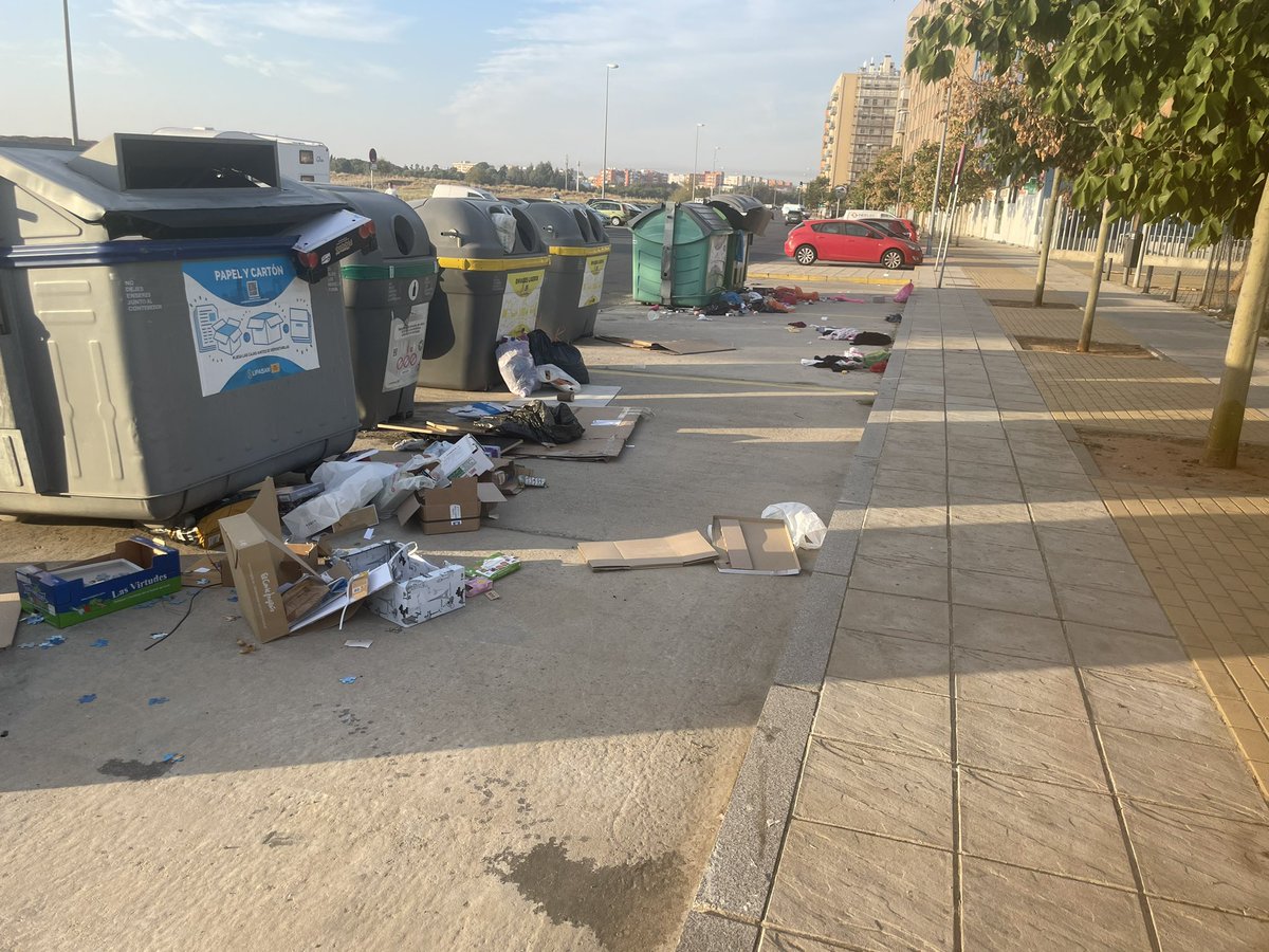 Jose_Preciados's tweet photo. Vuelvo a publicar algo relacionado con la limpieza en Sevilla Este, concretamente en las inmediaciones de Manuel Olivencia Ruiz 25. Lleva así desde ayer por la mañana. Lamentable! @OtraSevillaEste @Ayto_Sevilla @LipasamSevilla https://t.co/GjJYT6j1Il