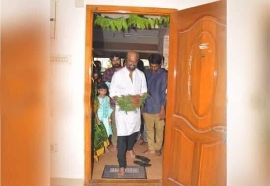 bobbysairam's tweet photo. తన తొలి సినిమా నిర్మాత అద్దె ఇంట్లో ఉంటున్నారని తెలుసుకున్న సూపర్  స్టార్       
@rajinikanth గారు కలైజ్ఞానం గారికి కోటిరూపాయలతో ఇల్లు కొని ఇచ్చారు. ‘భైరవి’(1978)ఈ సినిమాను కలైజ్ఞానం నిర్మించారు 
రజని మంచోడు కాదు మహానుభావుడు. కేవలం @ncbn గురించి పాజిటివ్ గా మాట్లాడాడని. https://t.co/2ZYtYhpOpx