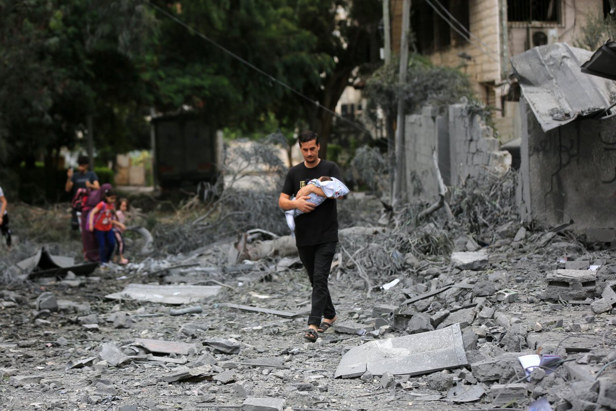 UNRWAes's tweet photo. 💔El Ministerio de Salud palestino informa que 
447 niños palestinos han sido ya asesinados. 
No tenemos palabras.
📷 Ashraf Amra https://t.co/sfArARm4od