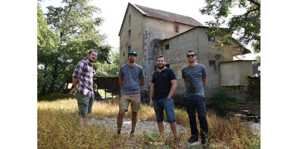 FannyGuine's tweet photo. #Reportage : C’est un projet de vie peu commun que cinq jeunes ont décidé de mener dans le village de Maltat en #SaôneetLoire : vivre en cohabitation sur le site du Moulin de la Martine, qu’ils souhaitent restaurer afin de produire de l’énergie. @lejsl 

▶️https://t.co/A5Xdmru1JD https://t.co/7YdWJvh6ih