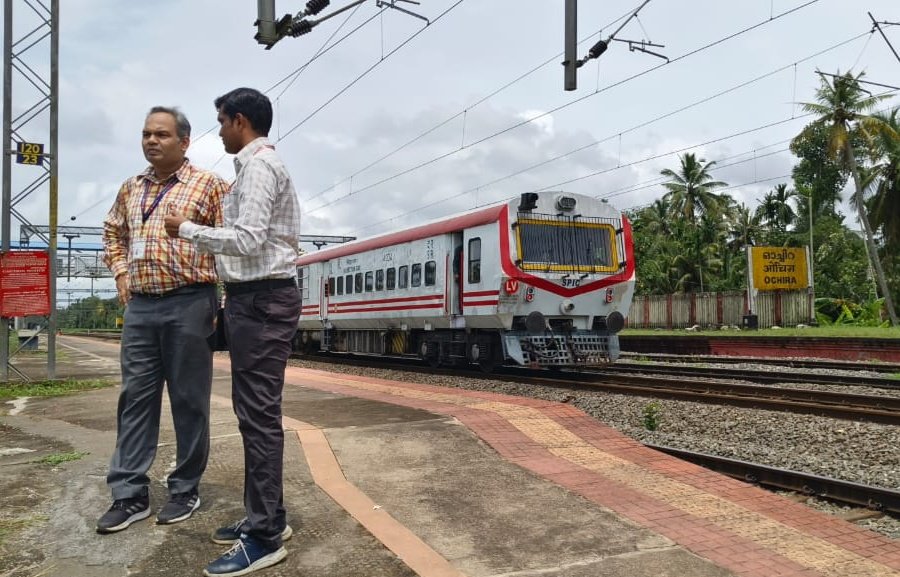 drm_tvc's tweet photo. Continuous watch to ensure better service to passengers! Shri S M Sharma DRM/TVC inspected Ochira station on 12.10.2023, reviewed passenger amenities &amp; various departmental operations at the station. #Inspection #Watch #Ochira #SouthernRailway #STATION #trains https://t.co/Bbz57TZeAu