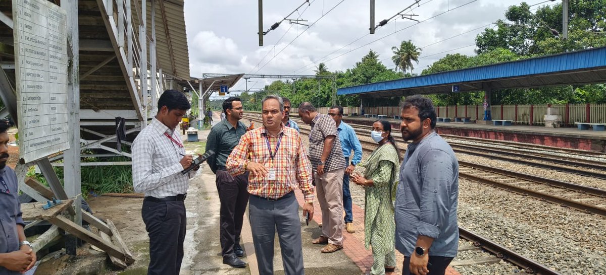 drm_tvc's tweet photo. Continuous watch to ensure better service to passengers! Shri S M Sharma DRM/TVC inspected Ochira station on 12.10.2023, reviewed passenger amenities &amp; various departmental operations at the station. #Inspection #Watch #Ochira #SouthernRailway #STATION #trains https://t.co/Bbz57TZeAu
