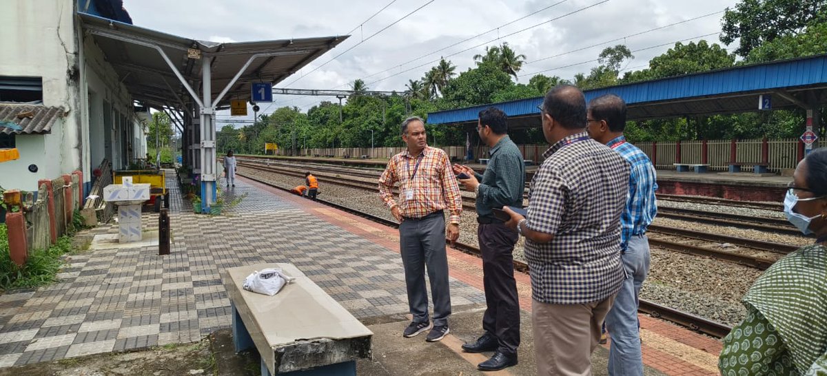 drm_tvc's tweet photo. Continuous watch to ensure better service to passengers! Shri S M Sharma DRM/TVC inspected Ochira station on 12.10.2023, reviewed passenger amenities &amp; various departmental operations at the station. #Inspection #Watch #Ochira #SouthernRailway #STATION #trains https://t.co/Bbz57TZeAu