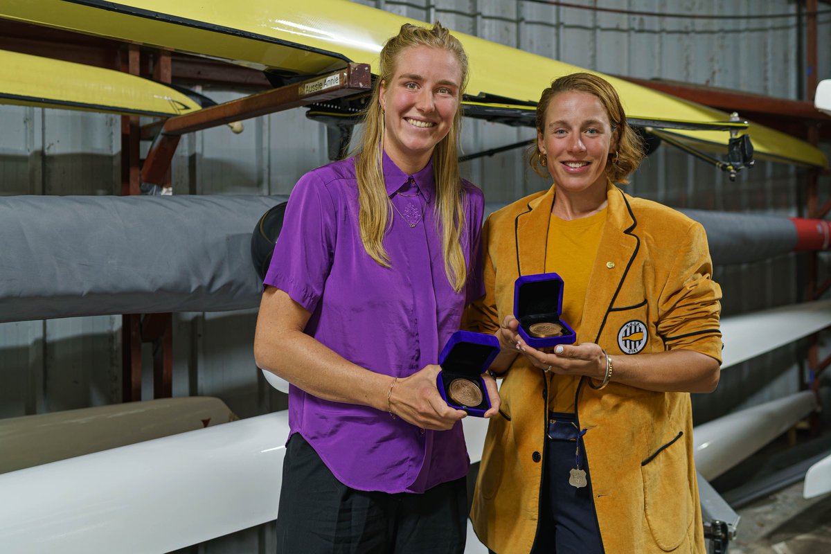 Roeisters Ymkje Clevering en Marloes Oldenburg hebben de sportpenning van de <a href="/gem_groningen/">Gemeente Groningen</a> gekregen. De penning werd gisteravond uitgereikt door wethouder Inge Jongman bij Gyas. Ymkje en Marloes behaalden begin september goud tijdens het WK in Belgrado.
#topsport050 #sport050
