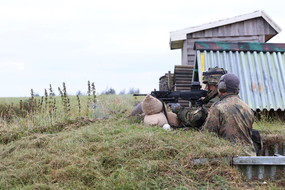 OFK_Bundeswehr's tweet photo. Das #Landeskommando Schleswig-Holstein des #TFK ist Ansprechstelle für die Landesregierung. Auch für die Soldatinnen und Soldaten aus Kiel gilt es die militärischen Fähigkeiten regelmäßig zu trainieren. Auf dem #Truppenübungsplatz #Putlos stand so Schießausbildung auf dem Plan. https://t.co/wHA0Q6rdBx