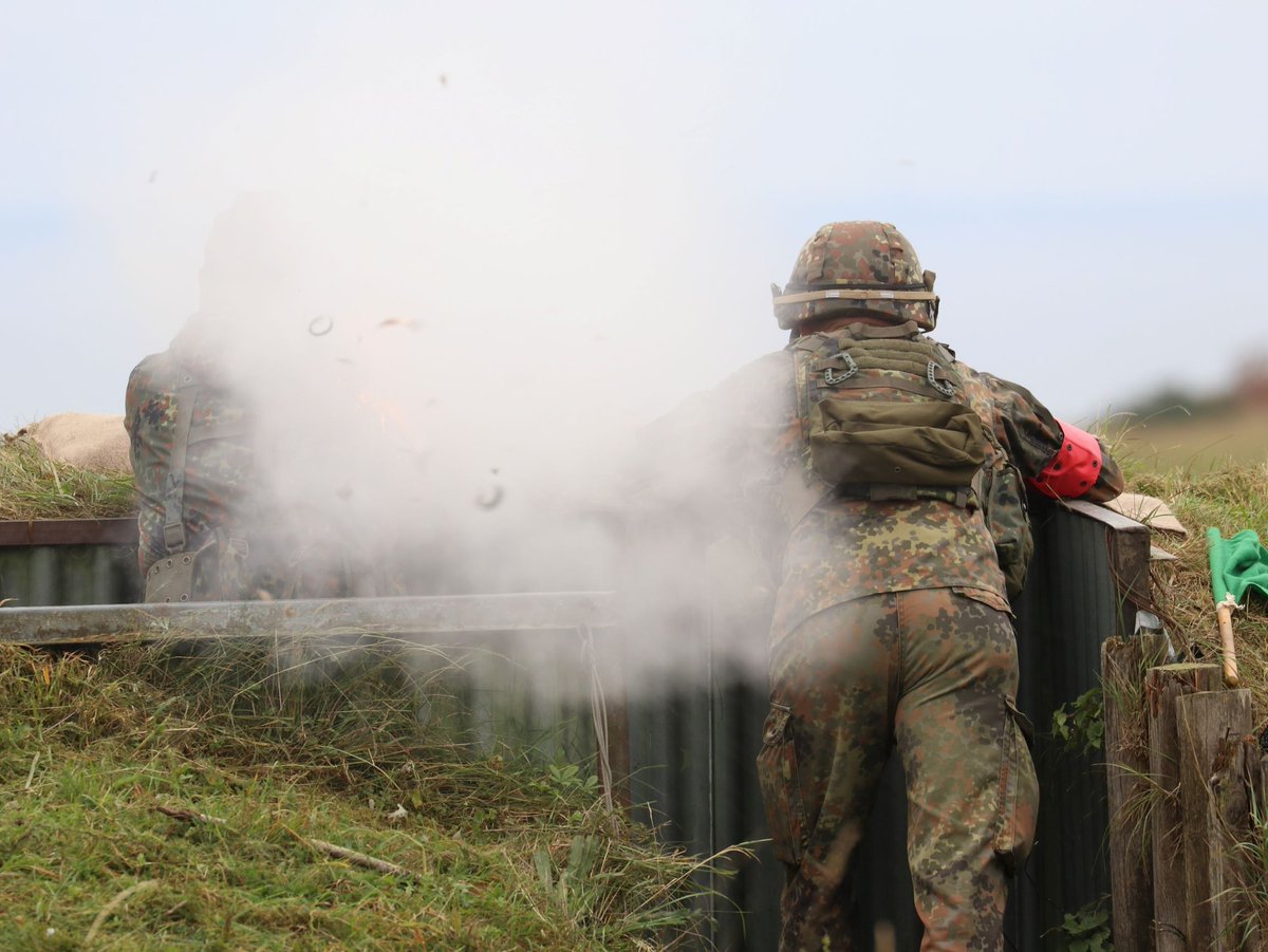 OFK_Bundeswehr's tweet photo. Das #Landeskommando Schleswig-Holstein des #TFK ist Ansprechstelle für die Landesregierung. Auch für die Soldatinnen und Soldaten aus Kiel gilt es die militärischen Fähigkeiten regelmäßig zu trainieren. Auf dem #Truppenübungsplatz #Putlos stand so Schießausbildung auf dem Plan. https://t.co/wHA0Q6rdBx