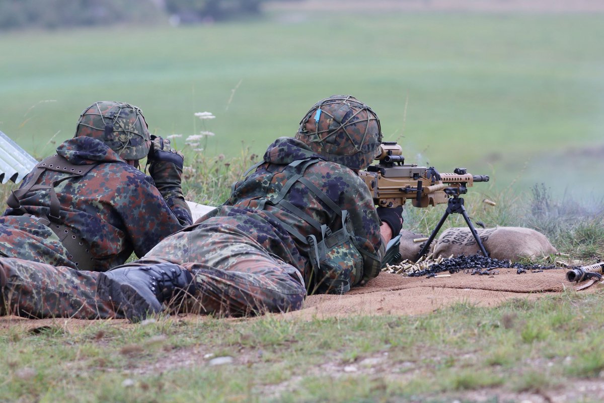 OFK_Bundeswehr's tweet photo. Das #Landeskommando Schleswig-Holstein des #TFK ist Ansprechstelle für die Landesregierung. Auch für die Soldatinnen und Soldaten aus Kiel gilt es die militärischen Fähigkeiten regelmäßig zu trainieren. Auf dem #Truppenübungsplatz #Putlos stand so Schießausbildung auf dem Plan. https://t.co/wHA0Q6rdBx