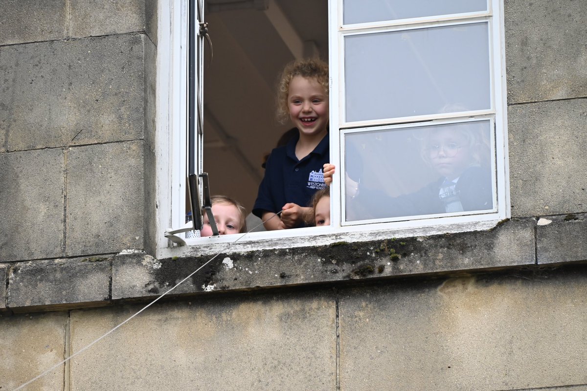 WestonbirtPrep's tweet photo. Year 1 &amp; 2 re-enacted how Mrs Grindling, from the book ‘The Lighthouse Keeper’s Tea, sends her husband his food by pulley and basket. Luckily for the children they were able to avoid the seagulls and enjoy their sandwiches! #westonbirtprep #prepschools #ukprep https://t.co/aQDa6JfT1a