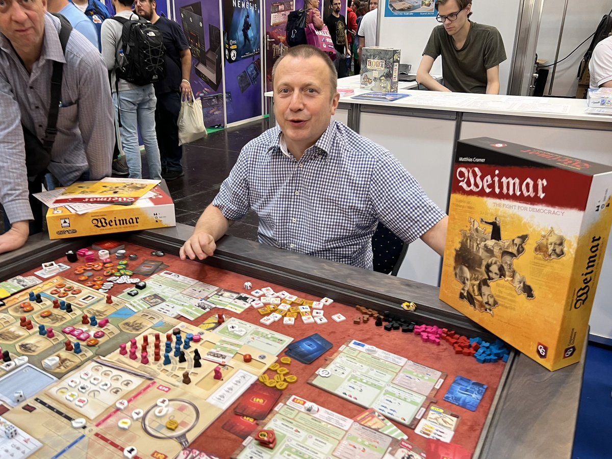 krstbg's tweet image. シュピール’23 2日目。小野さんが入手した情報を頼りにディーププリントのブースで開催されるS.ドラとR.ツァリンデドラ（共作が多くドラとのコンビでは『ペルガモン』『ロバの橋』等がある）のサイン会へ。写真は道中で遭遇した『ワイマール：民主主義の戦い 』を紹介するM.クラマー。（1/4）
#SPIEL23