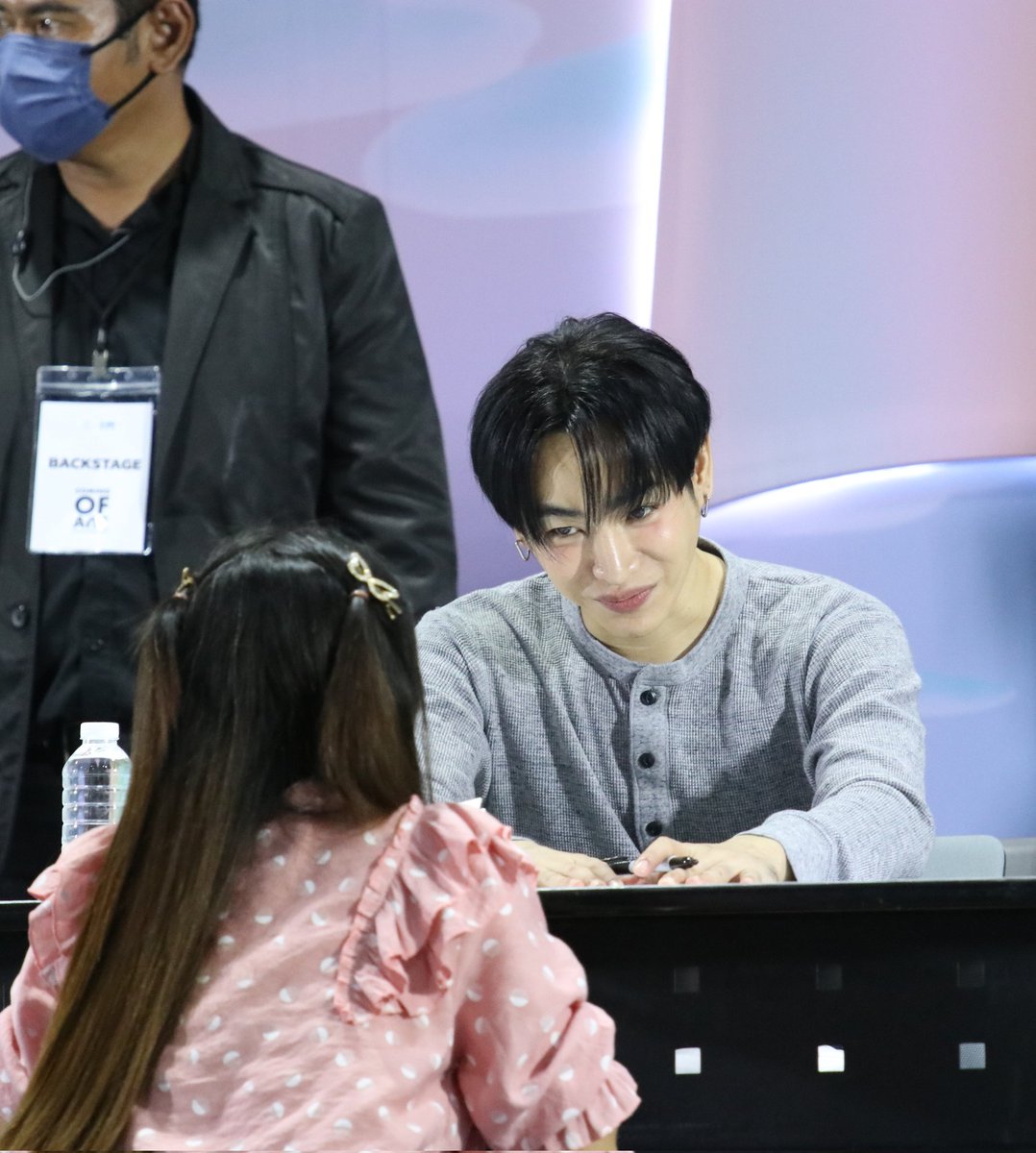 wiwa_ari's tweet photo. " เฮีย แต่งงานกันนะ " 😝😝

เขินอ๋อออออ 😁 @peckpalit

รอแหวน Alyana ออก จะกดให้ได้เลย!!🤣

Cr. sixxoctober ❤
#ComingofAgeFansignEvent
#เป๊กผลิตโชค
#PeckPaLitChoke https://t.co/IpvG9d7T9G