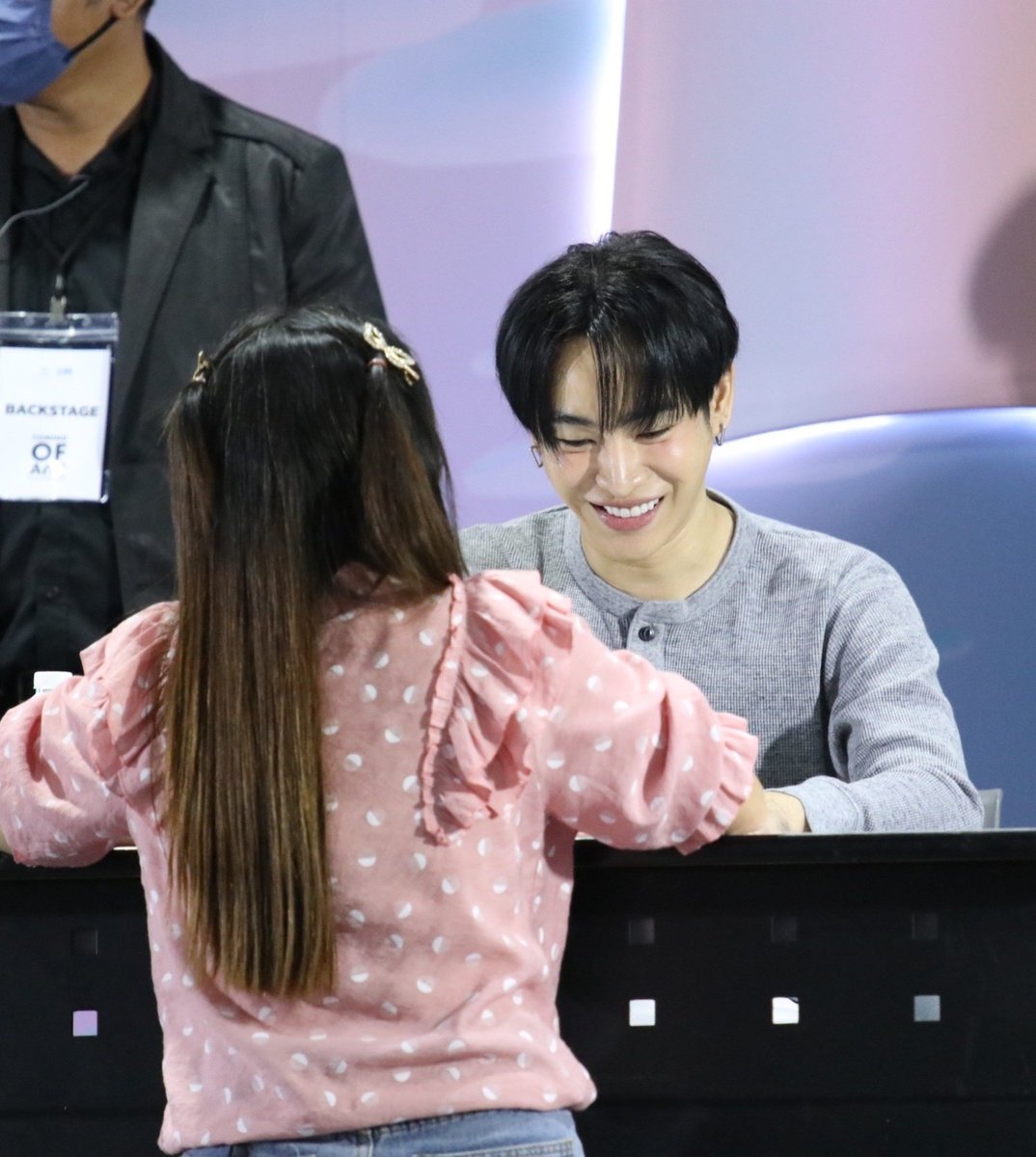 wiwa_ari's tweet photo. " เฮีย แต่งงานกันนะ " 😝😝

เขินอ๋อออออ 😁 @peckpalit

รอแหวน Alyana ออก จะกดให้ได้เลย!!🤣

Cr. sixxoctober ❤
#ComingofAgeFansignEvent
#เป๊กผลิตโชค
#PeckPaLitChoke https://t.co/IpvG9d7T9G