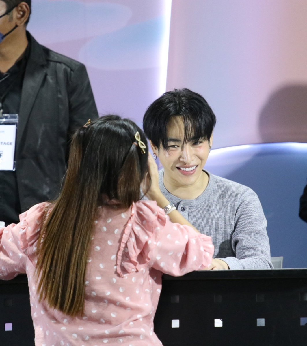 wiwa_ari's tweet photo. " เฮีย แต่งงานกันนะ " 😝😝

เขินอ๋อออออ 😁 @peckpalit

รอแหวน Alyana ออก จะกดให้ได้เลย!!🤣

Cr. sixxoctober ❤
#ComingofAgeFansignEvent
#เป๊กผลิตโชค
#PeckPaLitChoke https://t.co/IpvG9d7T9G