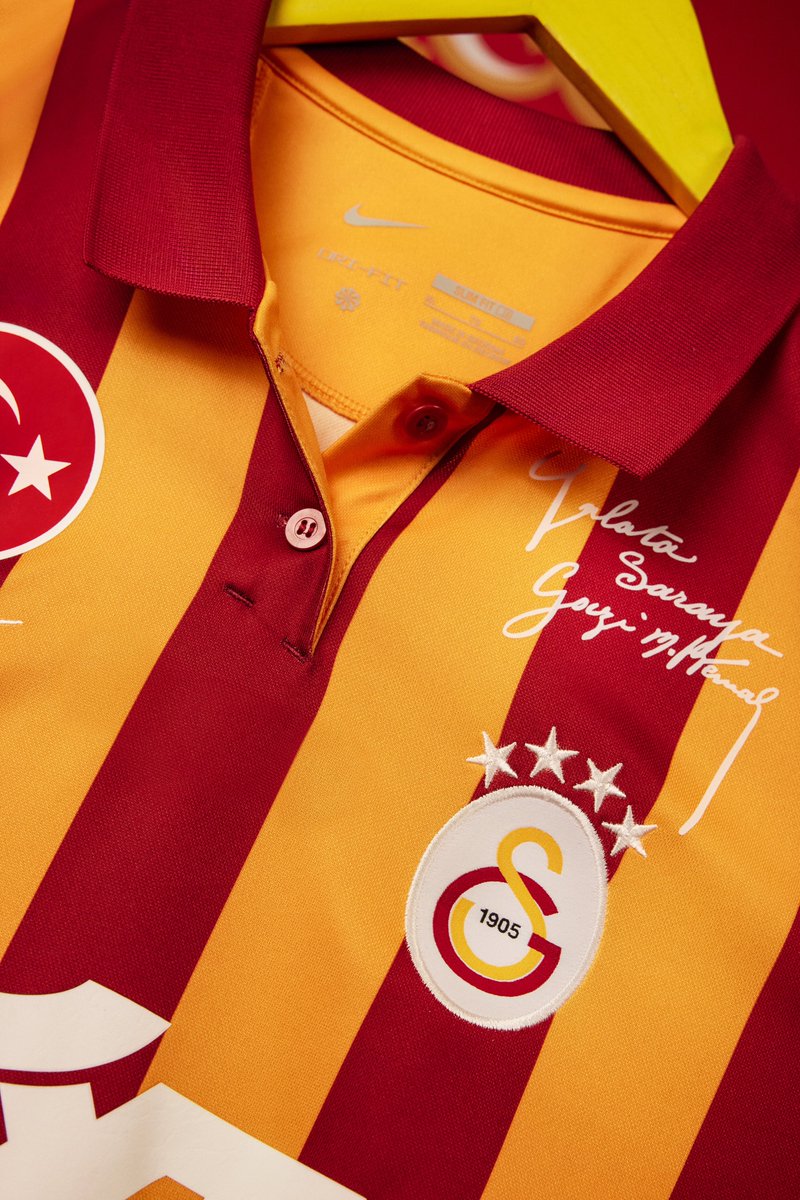 Galatasaray Futbol Takımı’nın 1923’te giydiği forma, 100. yıl şerefine Galatasaray ailesiyle yenilenerek buluşuyor. 

Kurucu mecliste yer alan 12 Galatasaray Liseliyi temsil eden çizgileri ve Mustafa Kemal Atatürk'ün Galatasaray'a özel verdiği imzayı taşıyan yeni sezon 3. forması
