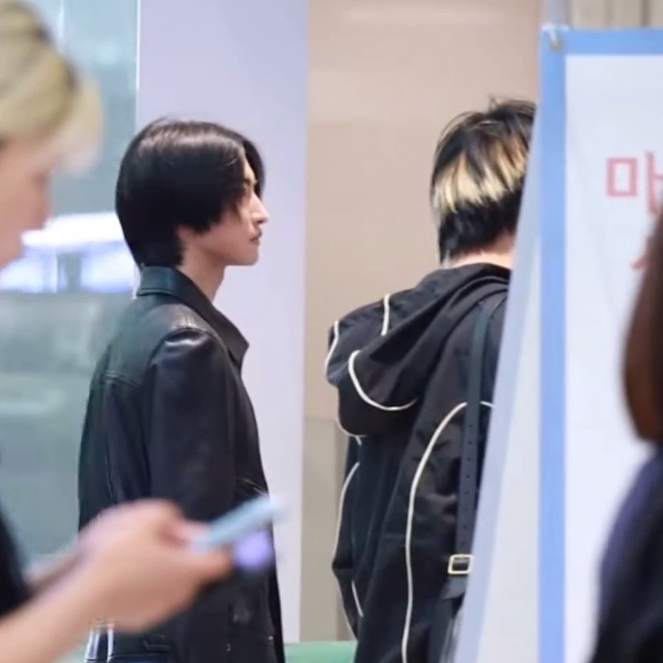 성화형은 참기름 바른 것마냥 매끈매끈한데 송민기 머리털 삐쭉빼쭉한 거 귀여워서 못참음