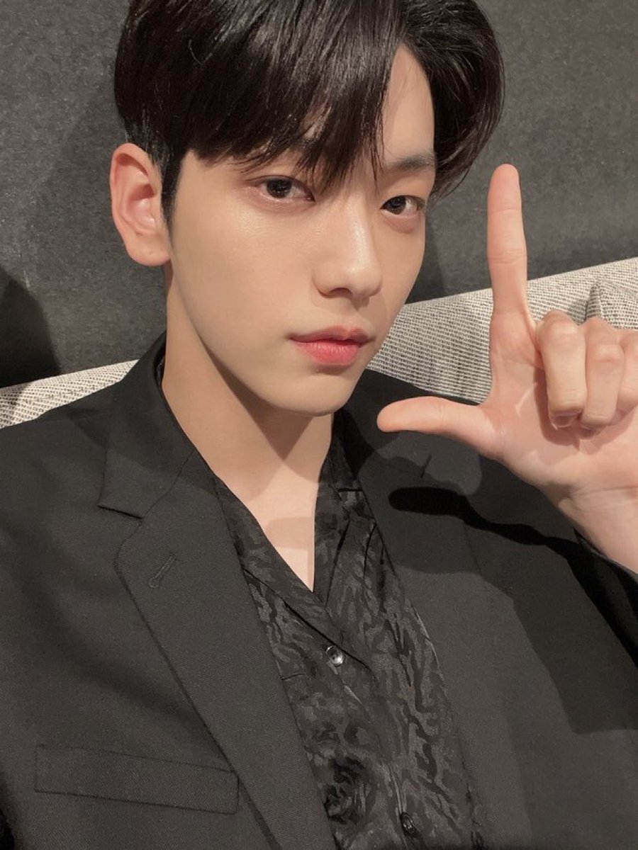 L for lee seoyeon @SFT00SEOYEON