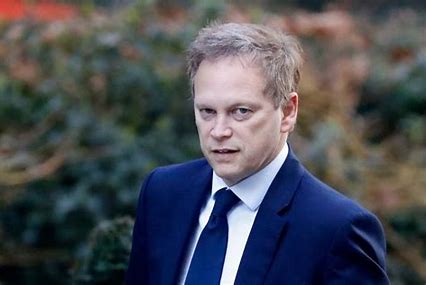 DalbidEU's tweet photo. Shapps Ships! Multiple failure #GrantShapps. Last year he was #HomeSecretary, #BusinessSecretary and #EnergySecretary. Now #DefenceSecretary he says the deployment of UK military assets will "bolster regional security”. 2 unprotected Auxiliary Vessels with 3 helicopters. https://t.co/Qqn6Va1KGB