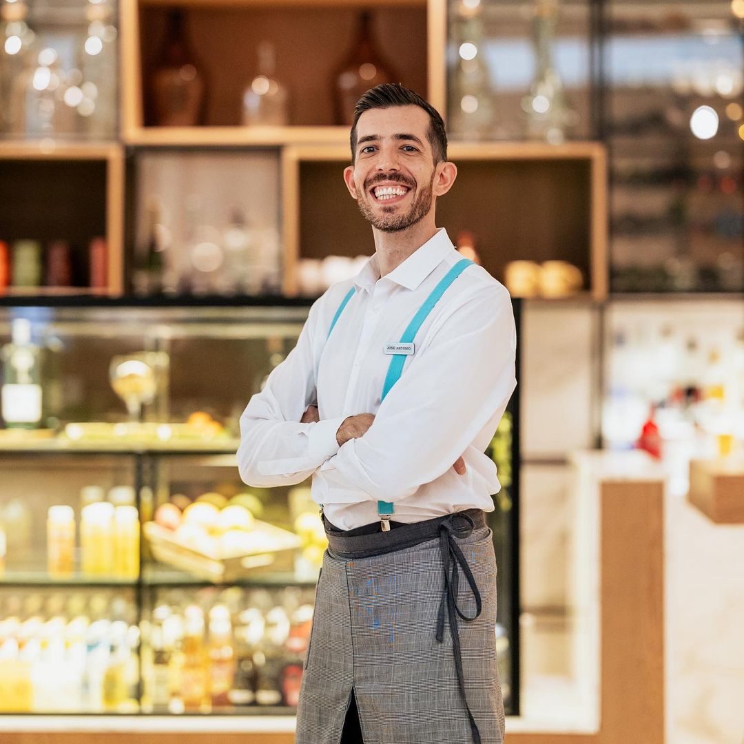 🌟José Antonio, mejor conocido como Nono, es un crack de hostelería en #MeliaSevilla, pero los huéspedes le reconocen por su amabilidad, sonrisa, buen humor y disposición.

#VIPMelia #WeAreMelia