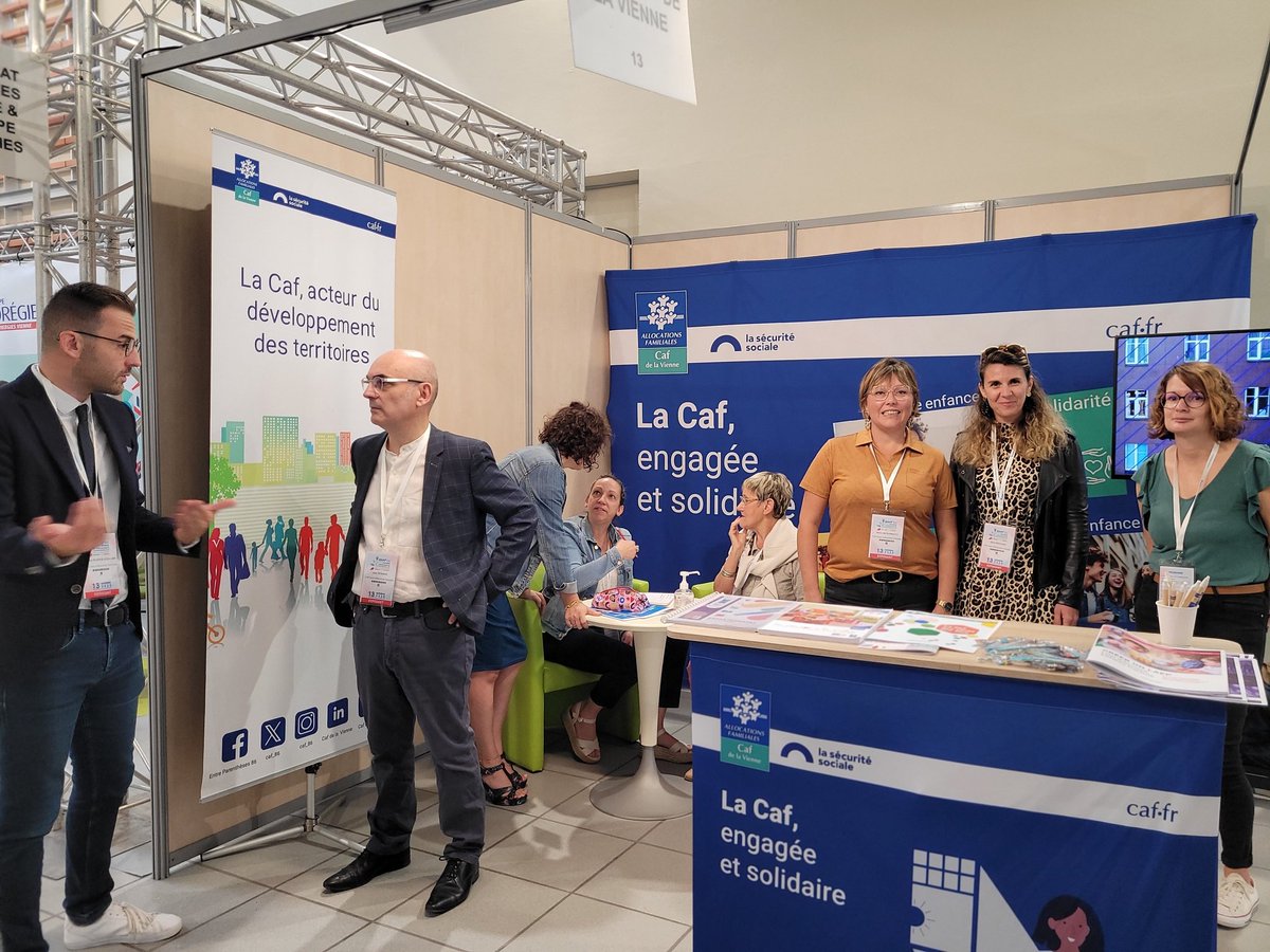 #Endirect du salon des maires de la Vienne, les équipes sont aux côtés des élus pour promouvoir les financements des services aux familles : développement de crèches, accueils de loisirs, lieux d'accueil enfant parent, relais petite enfance
#salon des maires #petiteenfance #86