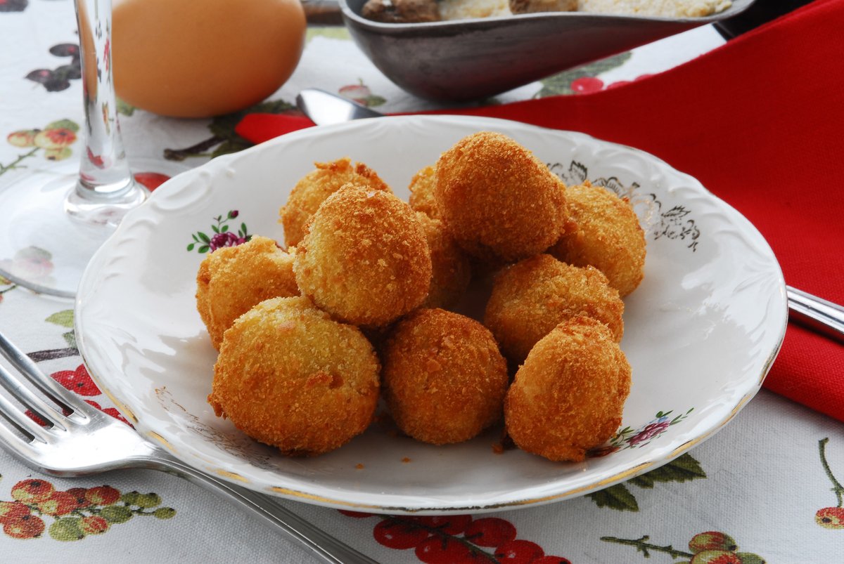 AgriCook's tweet photo. Polpette di Melanzane: Ricetta Gustosa e Croccante per l'Autunno - Prepara queste polpette di melanzane fritte in pochi passi. Un piatto italiano tradizionale, perfetto come antipasto o contorno. 
https://t.co/w5pum70AGR 
#ricetta #RecipeOfTheDay #melanzane #polpette #agricook https://t.co/L59nnVyQ3g