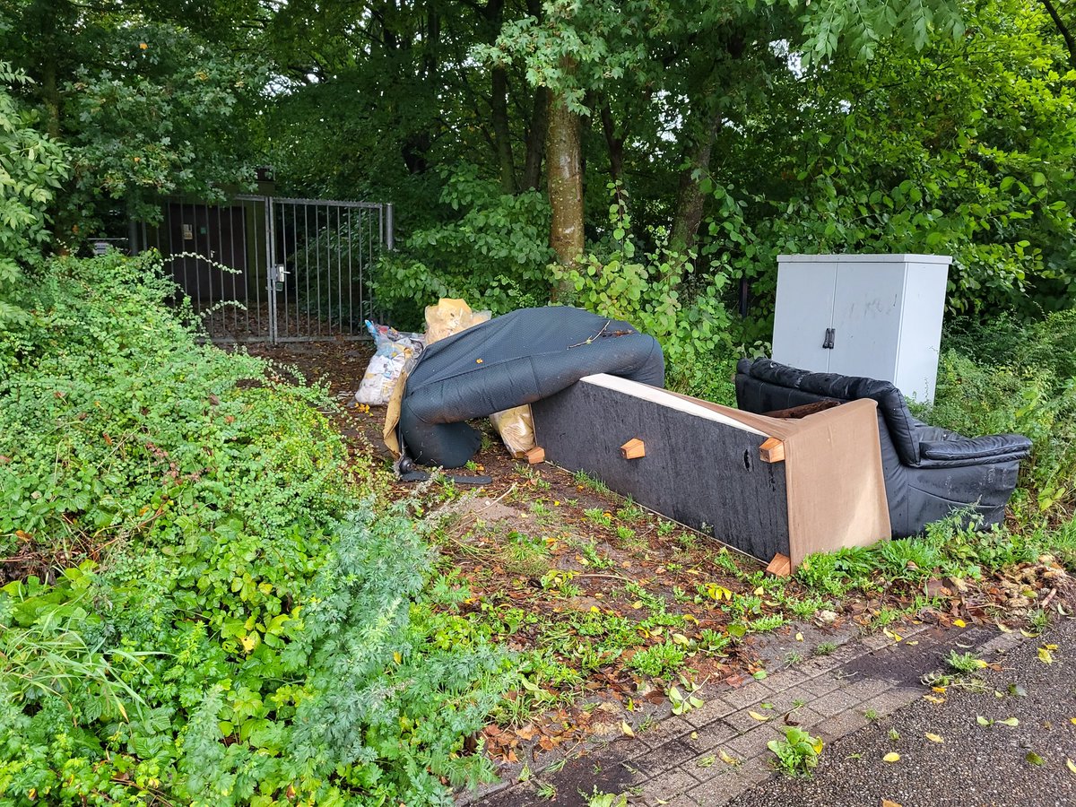 GerritHTR's tweet photo. Echt, ik heb hier zo'n hekel aan 🤮
Hier in de gemeente kun je dit afval GRATIS inleveren bij de milieustraat en het ergste: die zit zo'n 700 meter verderop.
En ja, gemeld bij de gemeente uiteraard.
#Afval #Afvaldumping https://t.co/tzEfOVj7nL