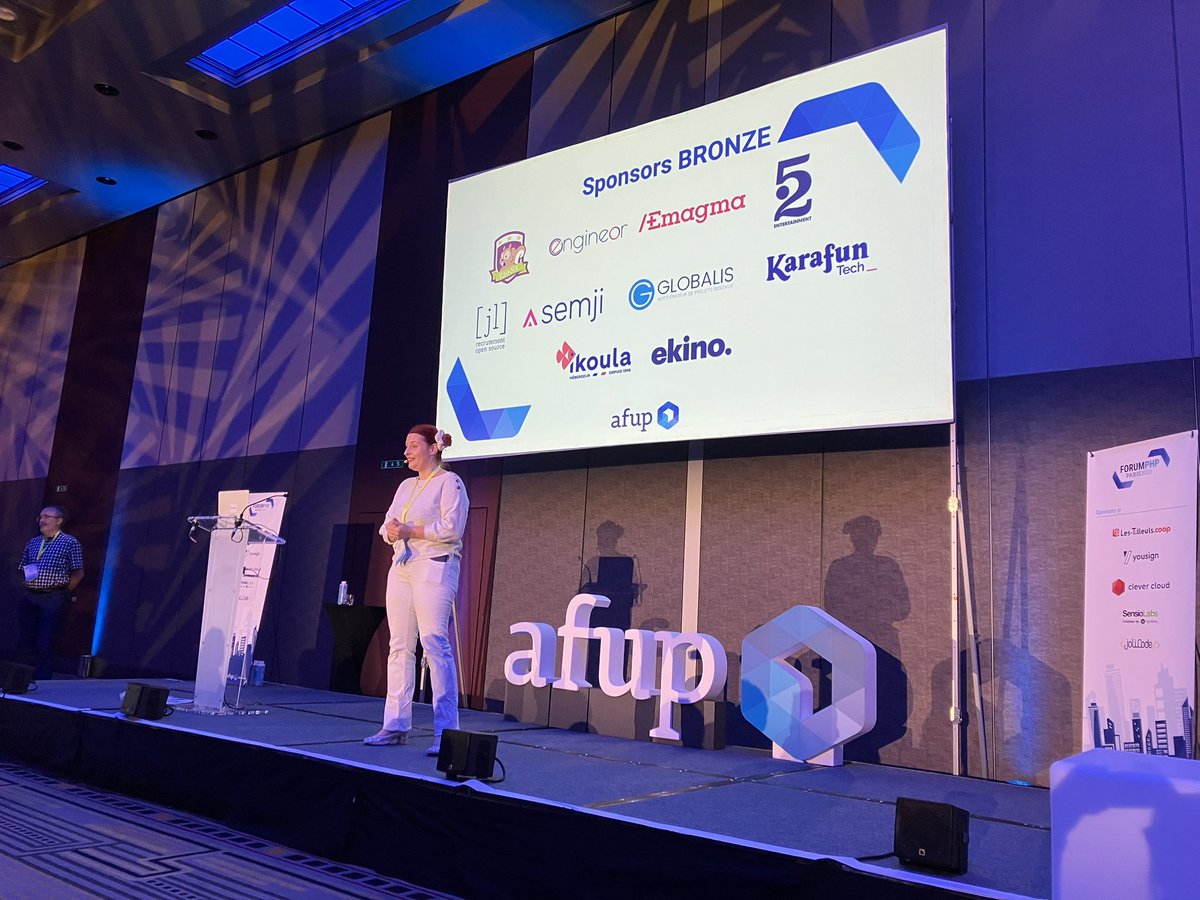 afup's tweet image. Deuxième journée de conférences au Forum PHP 2023, @l_avrot lance la journée et la guerre des Index ! #ForumPHP2023