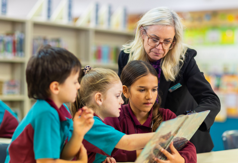 EdResearchAU's tweet photo. 🤔Understanding how students learn is key to effective teaching. Our project on how students learn connects cognitive-science research on #howstudentslearn to practical implications for teaching. Find out more: https://t.co/dA2RiMhitz https://t.co/h12BPx1jsw