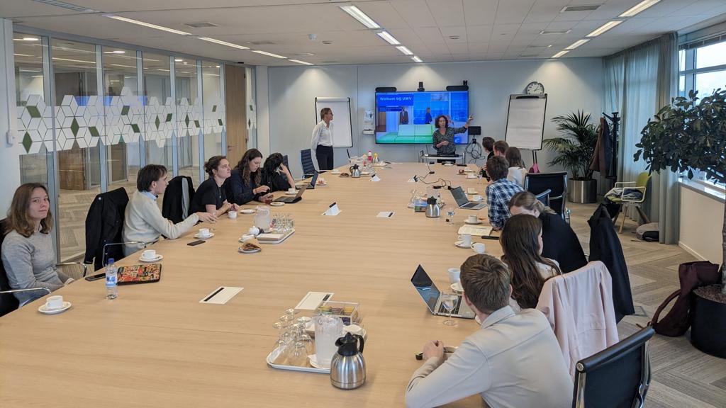 bo_feb's tweet photo. “Besef je dat beleid op de tekentafel perfect lijkt, maar in de praktijk toch kan vastlopen. Leer van publieke dienstverleners, je bent van harte welkom.”

Welkom waren we bij het @UWV. Veel dank aan Miranda Vermeulen, Vita Kemp en Maarten Camps voor jullie krachtige boodschap! https://t.co/x859aYN0bA