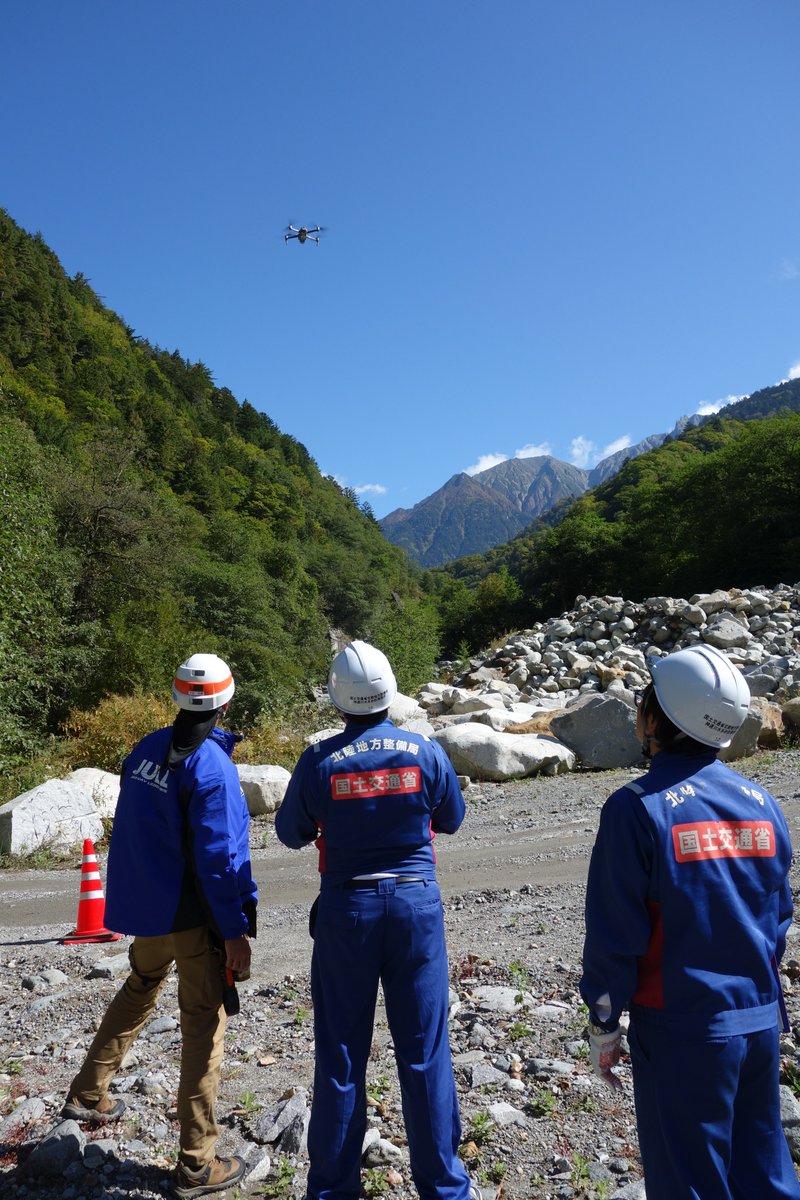 mlit_jinzu's tweet photo. 職員自らが #災害対応 などで #UAV を使った調査ができるよう3日間にわたり集中訓練を行いました
UAV指導を専門とする方々を講師に招き、法規座学、体育館での操縦訓練、現場での実地訓練などレベルアップを目指しました
研鑽は引き続きます!最後はみんなで卒業バンザイ!!

#ドローン
#砂防
#sabo https://t.co/lX3KlgIhLx
