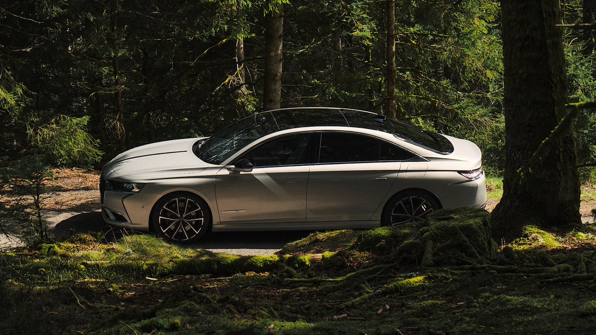 DS_Deutschland's tweet photo. Die Essenz der Kunst des Reisens besteht aus der Raffinesse, dem Savoir-faire und den Entdeckungen.
Am Steuer des DS 9 ESPRIT DE VOYAGE erlebt der Chefkoch Julien Dumas all dies in einzigartiger Weise.

#DSautomobiles #DS9 #EspritDeVoyage #Raffinesse #Entdeckungen https://t.co/bypCJTjibe