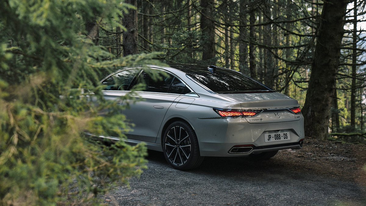 DS_Deutschland's tweet photo. Die Essenz der Kunst des Reisens besteht aus der Raffinesse, dem Savoir-faire und den Entdeckungen.
Am Steuer des DS 9 ESPRIT DE VOYAGE erlebt der Chefkoch Julien Dumas all dies in einzigartiger Weise.

#DSautomobiles #DS9 #EspritDeVoyage #Raffinesse #Entdeckungen https://t.co/bypCJTjibe