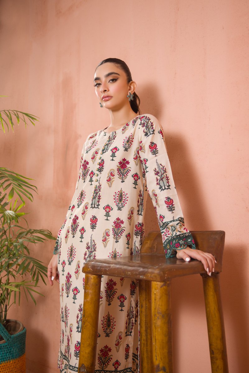 asimjofa's tweet photo. Gul Rung Pret Collection | Launching on 14th October at 6 PM
AJGR-01 | 1-PC | Rs. 1,950/-

Visit: https://t.co/Pf7w2WzrKH 

#AsimJofa #IWearAsimJofa #PretGulRungCollection #AsimJofaEssentials #EmbroideredCollection #PretGulRung #JofaPrints #AJEssentials #Stitched #PrintCollection #SanaFarhan #Fashion #Trending