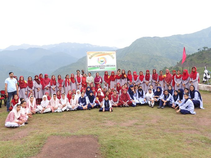 A event of run for fun and career counselling on the occasion of #WomenEqualityDay organised by #IndianArmy at #Reasi.school girls,Teachers and Sarpanchs were participated.
#Veeronkibhoomi #BadaltaJK #ShameOnBCCI #IsraelFightsBack RPSC #HamasTerrorist Egypt Macron Gujarat ARMYs