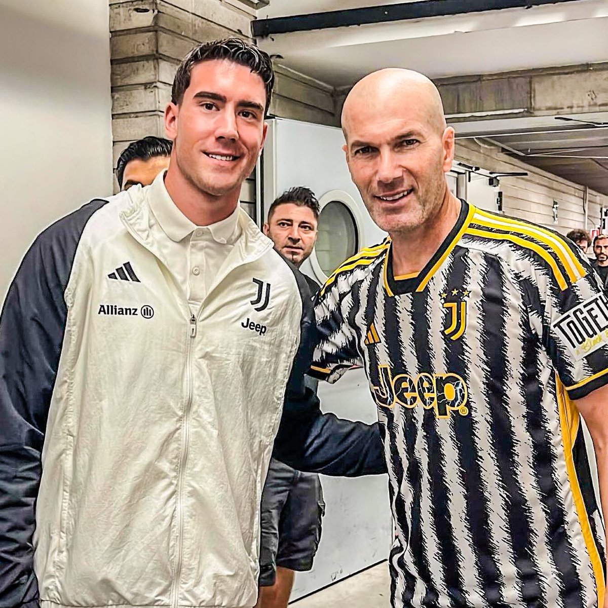 Vlahović pose aux côtés de Del Piero et Zidane. ✨🇮🇹🇫🇷