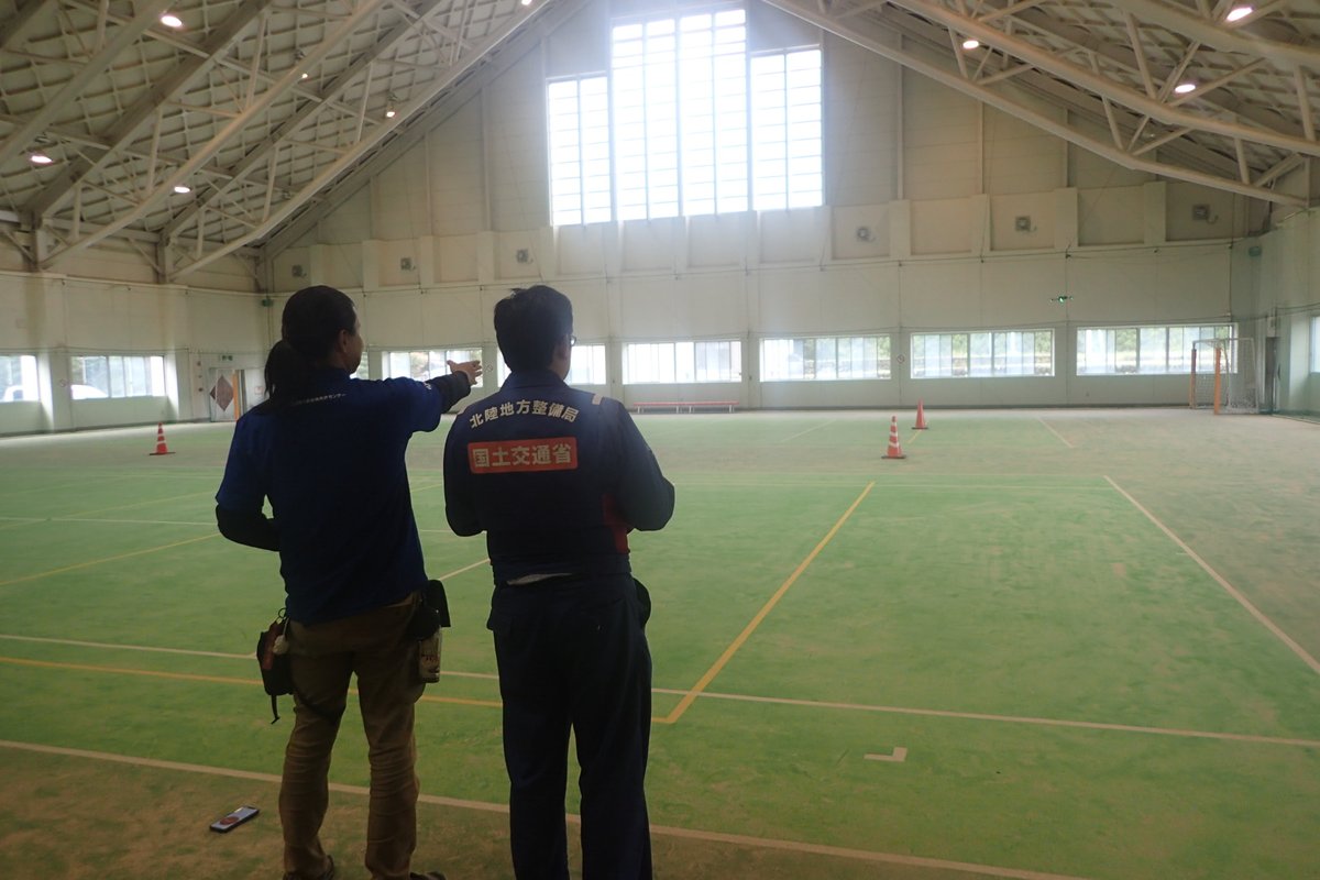 mlit_jinzu's tweet photo. 職員自らが #災害対応 などで #UAV を使った調査ができるよう3日間にわたり集中訓練を行いました
UAV指導を専門とする方々を講師に招き、法規座学、体育館での操縦訓練、現場での実地訓練などレベルアップを目指しました
研鑽は引き続きます!最後はみんなで卒業バンザイ!!

#ドローン
#砂防
#sabo https://t.co/lX3KlgIhLx