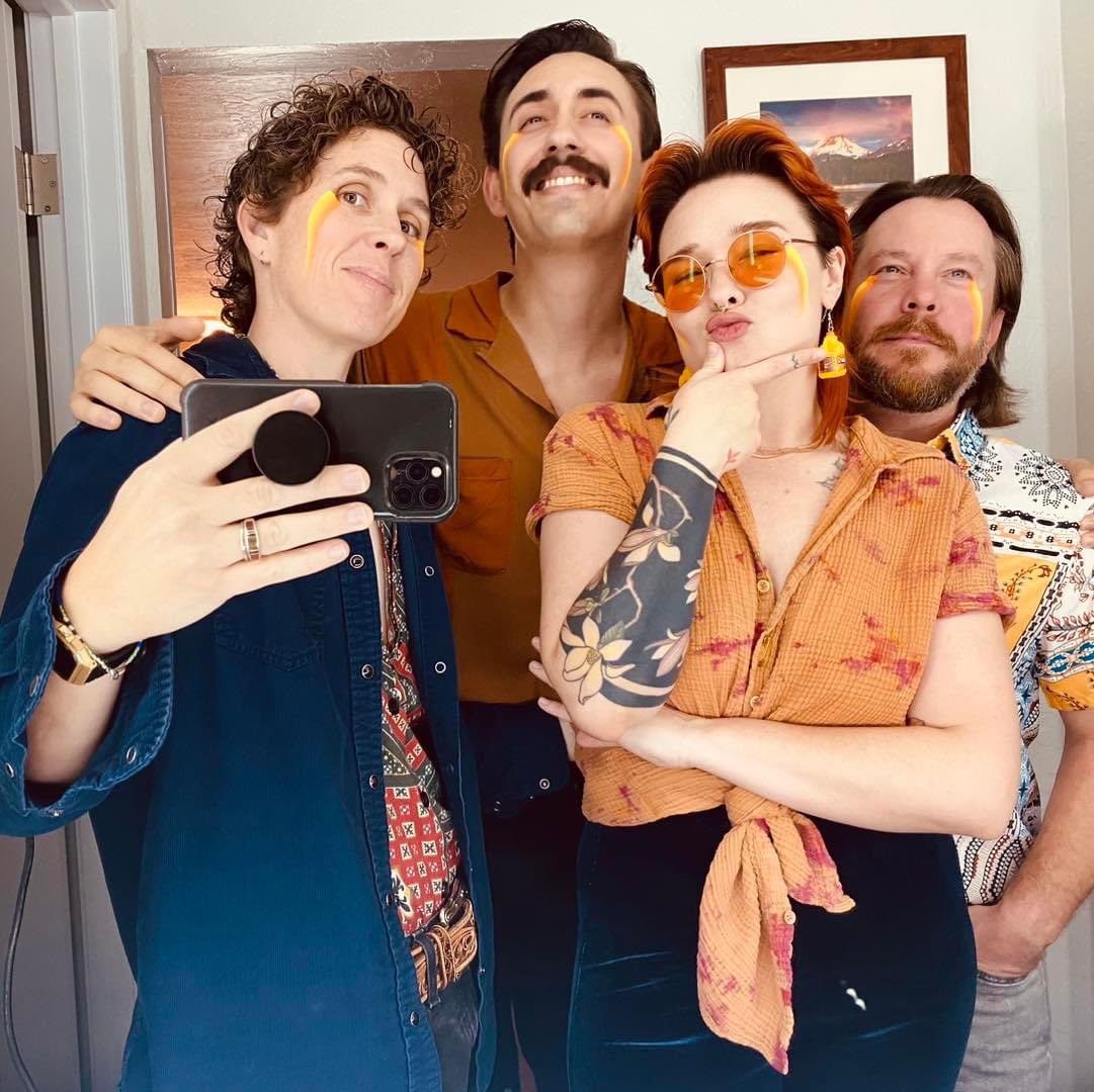 AutoNomm's tweet photo. Dinner with a show by @glitterfoxband going on this Friday night in a little town called #GrantsPass at @TheHivve. Menu: Tom Kha Gai with chicken or mushroom vegan along with spring rolls. Going to be so tasty. #livemusic #dinner https://t.co/yhPyaTGMoK