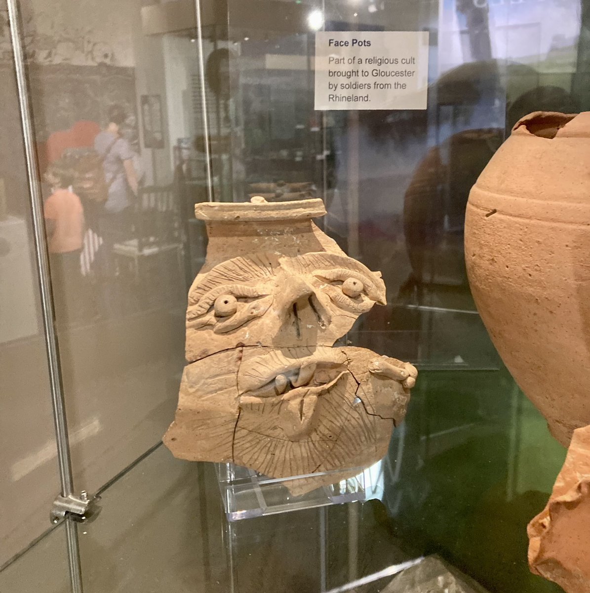 As it’s #Friday13th here’s the scariest thing I’ve seen in a museum and possibly in life 😂 a Roman face pot from Glevum @MuseumOfGlos #FindsFriday #romanarchaeology #creepy #spooky #museums