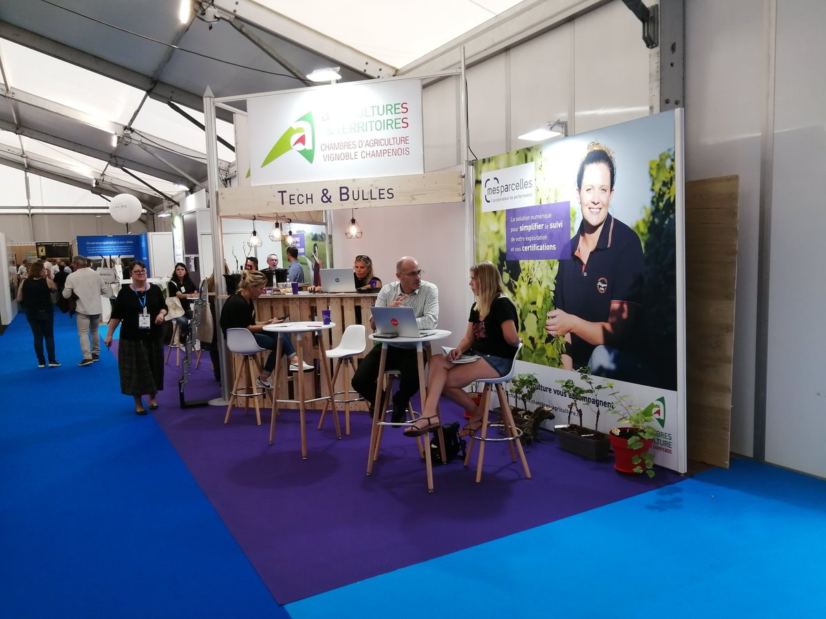 MesParcelles_'s tweet photo. [Salon] Retrouvez la pétillante équipe MesParcelles au salon @VITeff  

Pourquoi aller stand E64 ?
🍾 Pour papoter avec nos conseillers
🍾 Pour déguster du champagne au stand Tech&amp;Bulles
🍾 Pour découvrir les nouveautés de l'outil https://t.co/f9qUxrEaKH