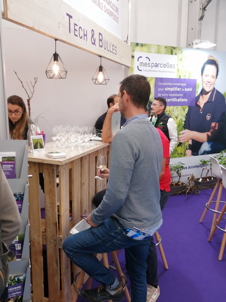 MesParcelles_'s tweet photo. [Salon] Retrouvez la pétillante équipe MesParcelles au salon @VITeff  

Pourquoi aller stand E64 ?
🍾 Pour papoter avec nos conseillers
🍾 Pour déguster du champagne au stand Tech&amp;Bulles
🍾 Pour découvrir les nouveautés de l'outil https://t.co/f9qUxrEaKH