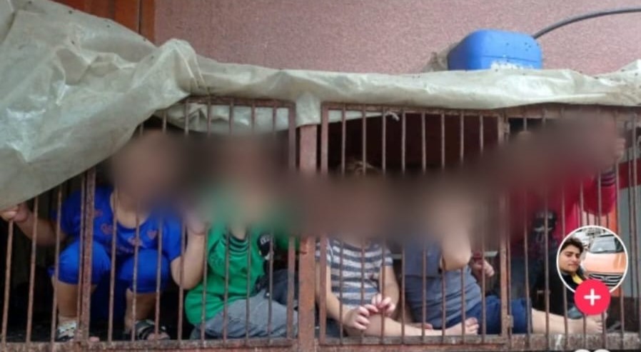 Een video ging rond waarop gegijzelde Israëlische kinderen in een kooi te zien zouden zijn. Het zit anders: een inwoner uit Gaza deelde de video als grap, de kinderen zijn familie van hem. Ook stond de video al drie dagen voor de aanval van Hamas online. nieuwscheckers.nl/video-toont-ge…