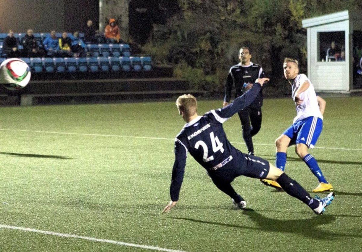 Daniel Gjerde scorer fortsatt mål. Han er 35 år. Reservekeeper Kristian Muriaas er 41. Rollon er ei unik blanding fra 16 til 41 år. Ingen vil slutte. Vi er nærmere 40 stk i stallen. I dag er 18 av våre menn klar til å vise hvem som er best i byen. Vi sees <a href="/herdfotball/">Sportsklubben Herd</a> Forza