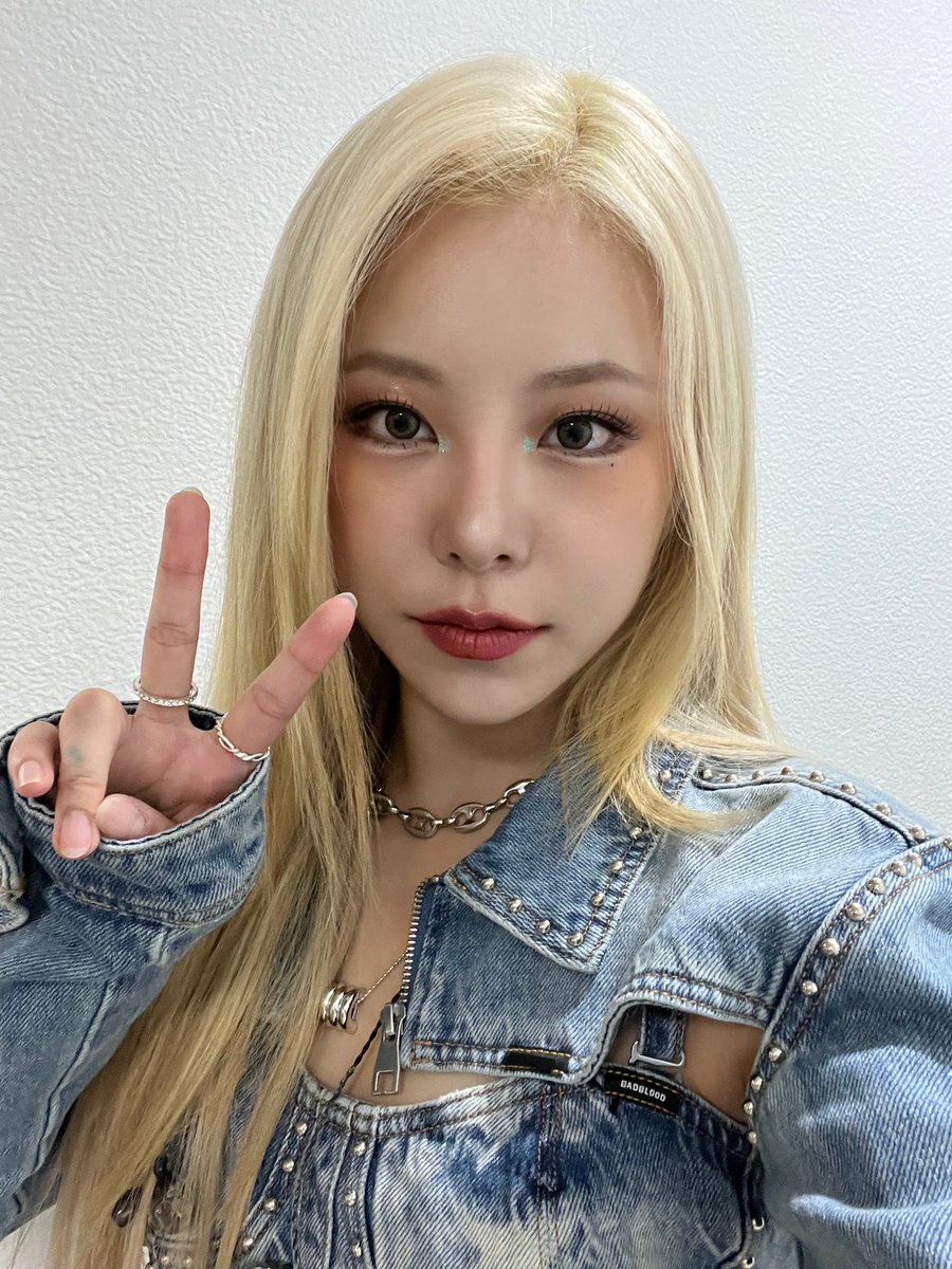 THEL1VE_LABEL's tweet photo. [#WheeIn]
잠시 후, PM 5시 15분!
#KBS #뮤직뱅크 📺
휘인이와 함께 만나요!
본방사수! 🤙🏻

#휘인 #뮤뱅
#인더무드 #InTheMood https://t.co/z7J3d4C6Cg