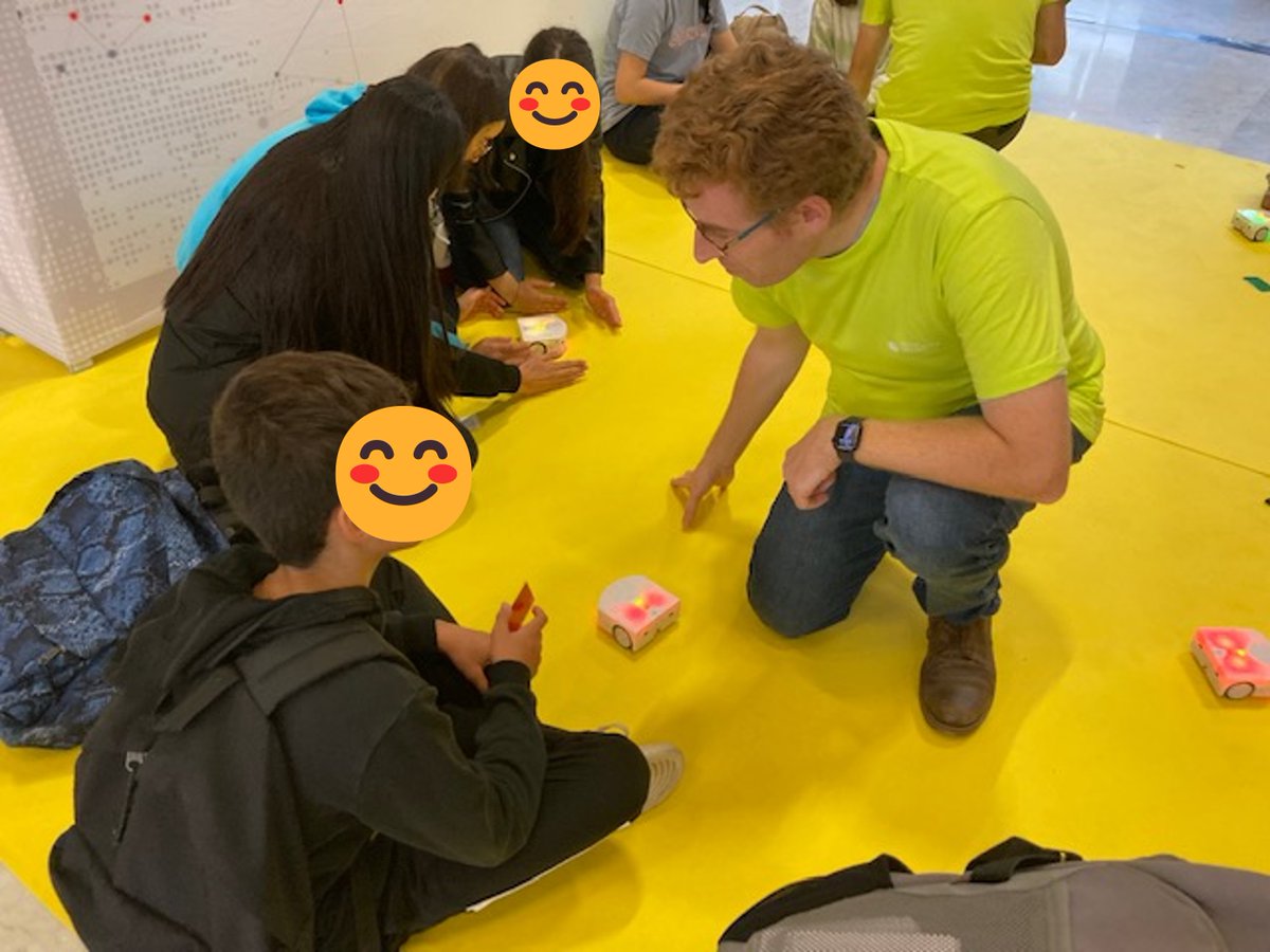 Inria_Saclay's tweet photo. Venez rencontrer Thymio, notre petit robot #opensource 🤖. Thymio réagit avec son environnement en fonction des différents modes qu’il vous propose d’activer : des capteurs, du son et des diodes permettent de faire diverses #programmations pour l’animer ! #FDS2023 @Inria https://t.co/baNk9bkpYM