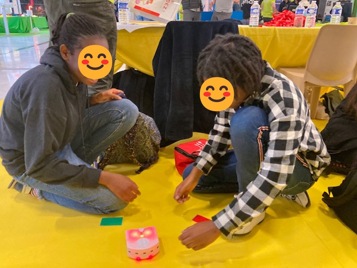 Inria_Saclay's tweet photo. Venez rencontrer Thymio, notre petit robot #opensource 🤖. Thymio réagit avec son environnement en fonction des différents modes qu’il vous propose d’activer : des capteurs, du son et des diodes permettent de faire diverses #programmations pour l’animer ! #FDS2023 @Inria https://t.co/baNk9bkpYM