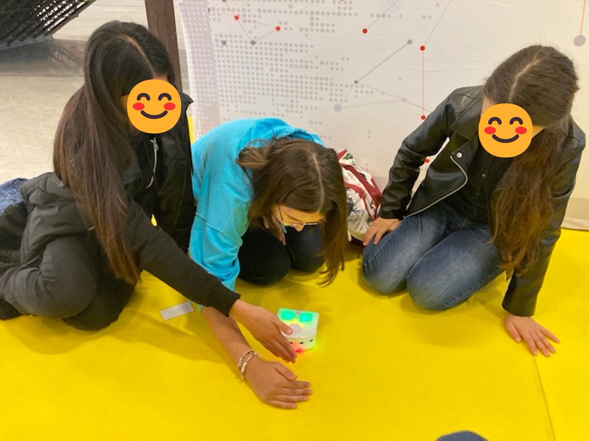 Inria_Saclay's tweet photo. Venez rencontrer Thymio, notre petit robot #opensource 🤖. Thymio réagit avec son environnement en fonction des différents modes qu’il vous propose d’activer : des capteurs, du son et des diodes permettent de faire diverses #programmations pour l’animer ! #FDS2023 @Inria https://t.co/baNk9bkpYM