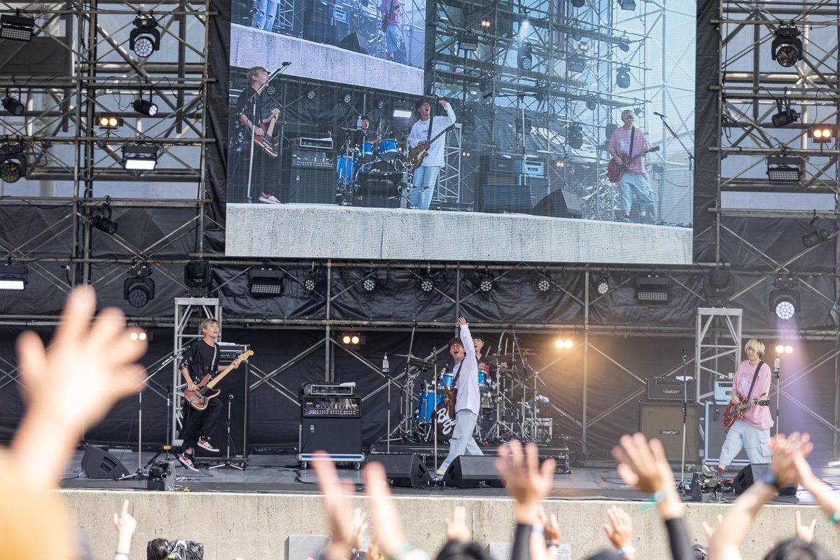 asorockfes's tweet photo. ✌️ASO ROCK FESTIVAL FIRE2023余韻✌️

熊本出身バンドBLUE ENCOUNT！
阿蘇ロックにお帰りなさいデシタ🙌🙌

Photo by TOYOHIRO MATSUSHIMA
@s2toYOU 

—————

【配信中！】
https://t.co/MaZNgZ6BCo
9月30日の様子は一部をニコ生で配信中です🕺🕺
10月14日まで！🏃💨💨

【オフィシャルグッズ】
好評につき追加販売決定！
https://t.co/XIJEUdLjUu
販売期間：10月13日（金）0時〜10月20日（金）23時59分
※アーティストコラボ商品は受注生産となります

詳しくは阿蘇ロックHPからご覧ください💁‍♀️💁‍♀️

#阿蘇 #阿蘇ロックフェス #阿蘇ロック #ロックフェス #音楽フェス #音楽ライブ #フェス #野外フェス #音楽イベント #熊本イベント #野外イベント #熊本イベント情報 #南阿蘇 #南阿蘇村 #アスペクタ #南阿蘇アスペクタ #阿蘇山 #kumamoto #aso #阿蘇ドライブ #阿蘇ツーリング #阿蘇観光 #アウトドア #熊本ドライブ #熊本キャンプ #音楽好き #音楽好きな人と繋がりたい