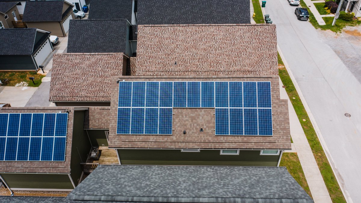 In Gelderland heeft de zonne-energie revolutie stevig voet aan de grond gekregen. Volgens recente gegevens uit 2022 is ruim 1 op de 4 van de woningen in de provincie voorzien van zonnepanelen. duurzaamheidskompas.nl/blogs/de-opmar…