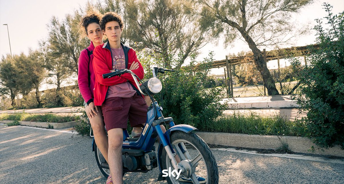 SkyItalia's tweet photo. C'era una volta l'estate 1990.​ 

#UnEstateFa stasera alle 21.15 in esclusiva su Sky Atlantic ​ 

#SkyOriginal https://t.co/ivXBp8g15l